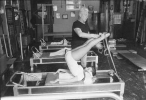 リフォーマーで施術中のピラティス画像