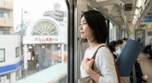 目黒線ラインで移動してサブスタジオに向かう女性のgazou